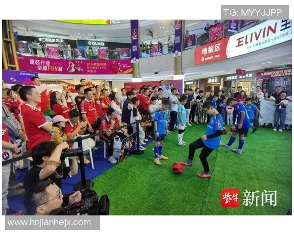 街头偶遇足球明星那一刻与传奇球员亲密接触的惊喜与震撼